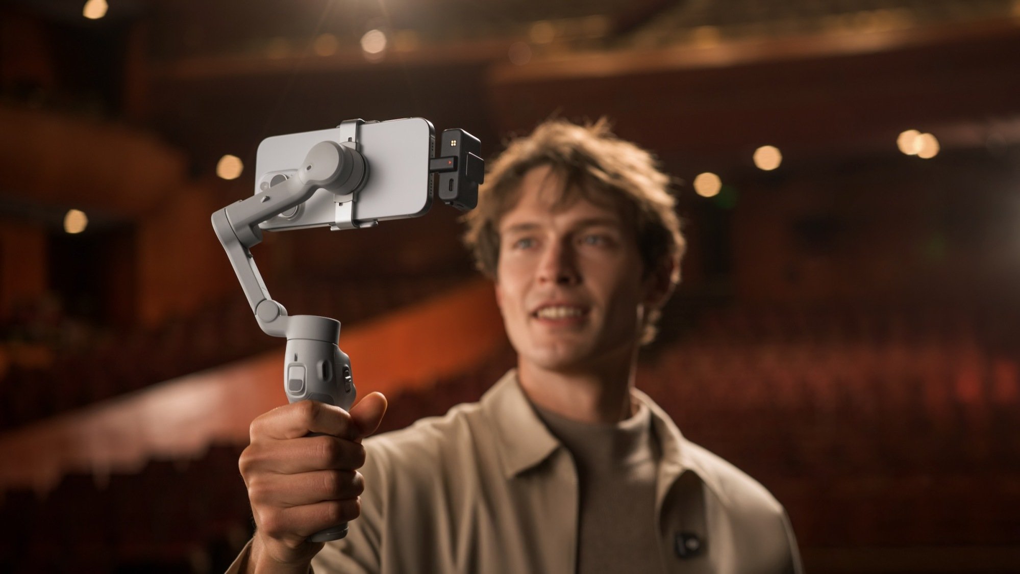 Pria Memegang Telepon di Gimbal dengan DJI Mic 3