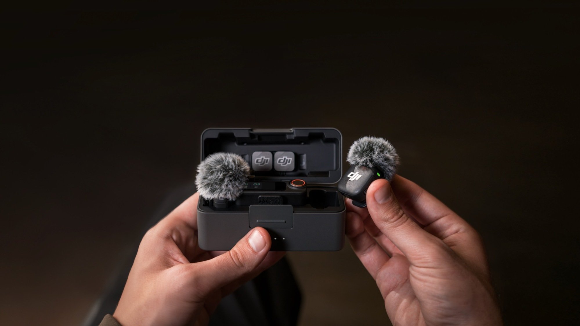 dji mic 3 di tangan