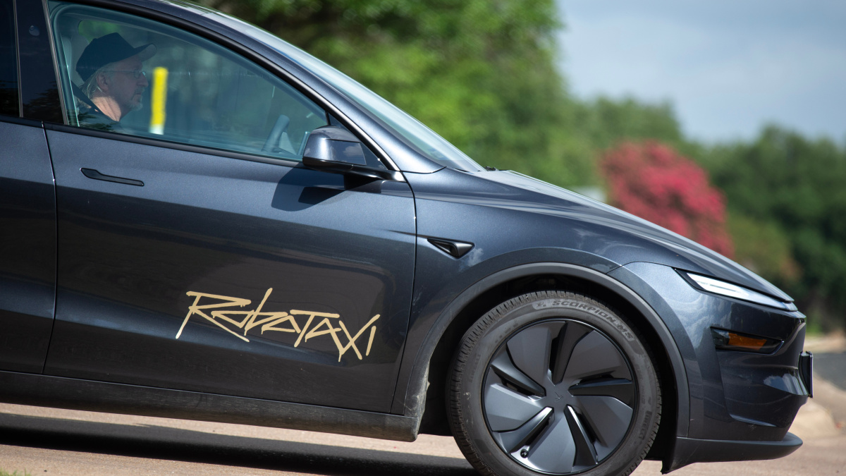Tesla sekarang menempatkan monitor keselamatan robotaxi mereka di kursi pengemudi