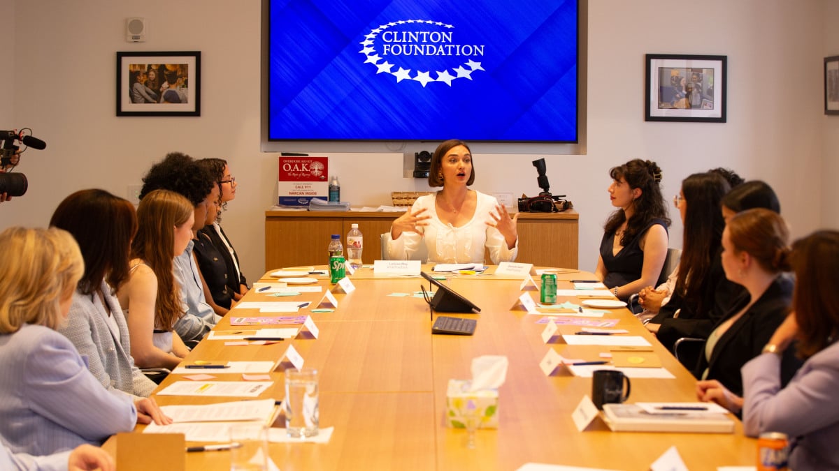 Gubernur Hochul, Sec. Clinton memimpin dorongan untuk sekolah-sekolah New York yang bebas layar