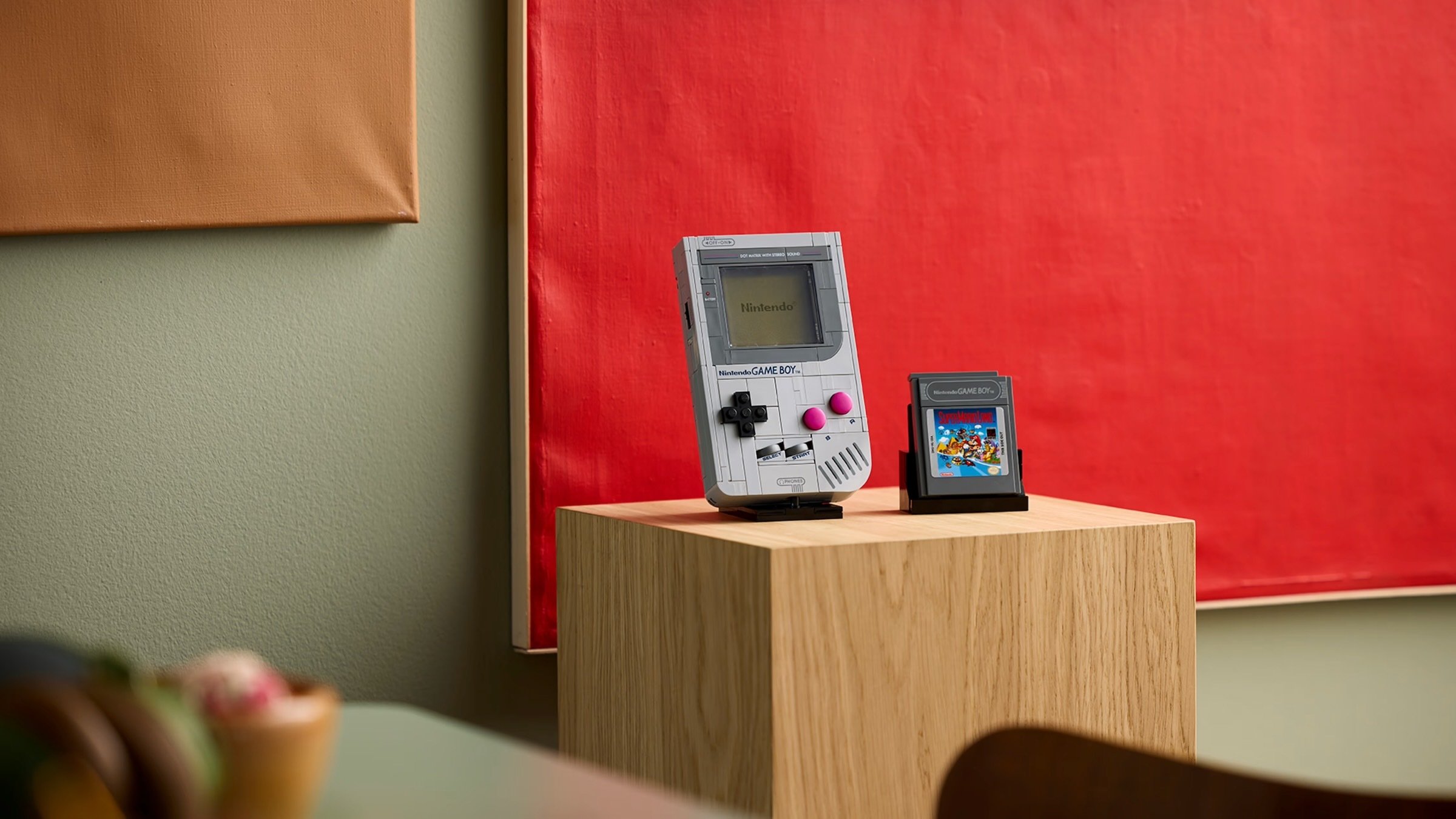 Lego Game Boy Building Set dengan Super Mario Cartridge di Wooden Plinth