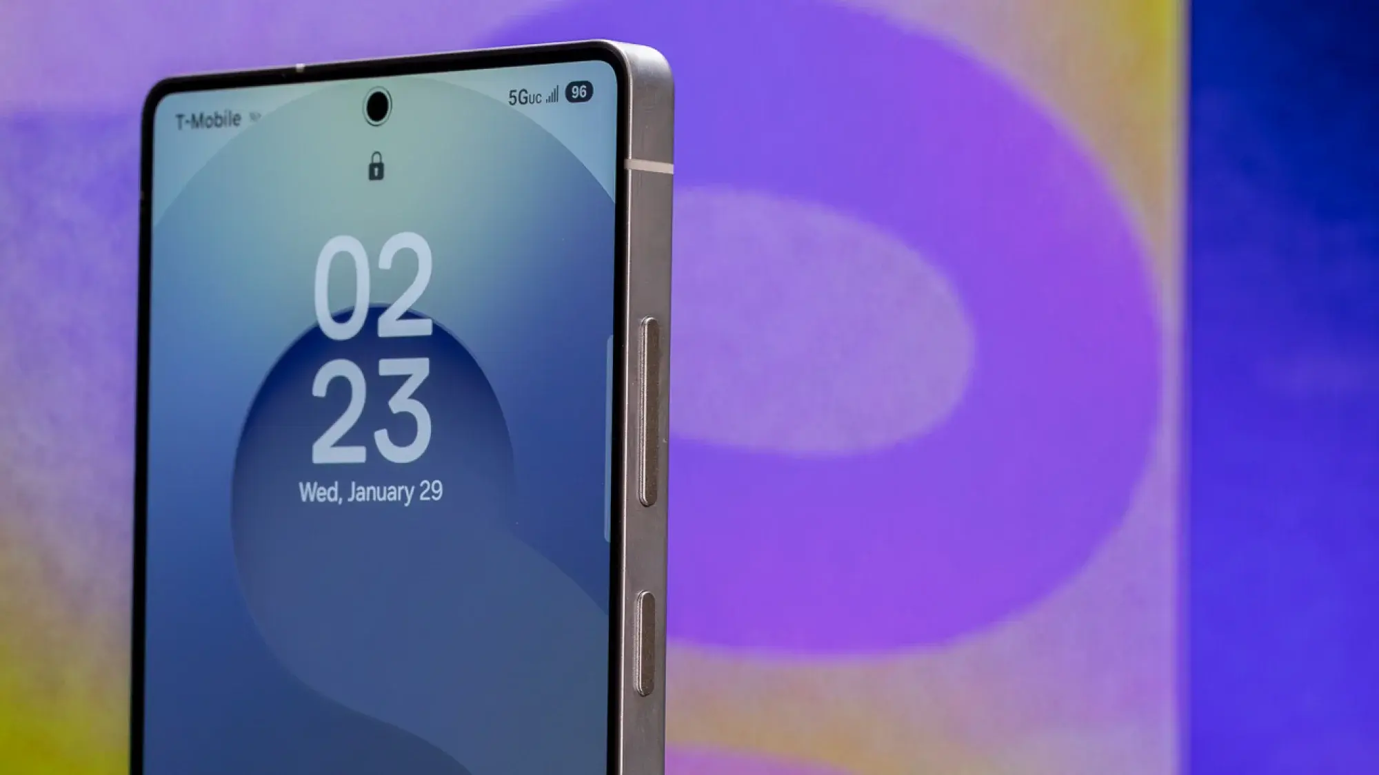 Samsung Galaxy S25 Ultra dengan tampilan dihidupkan