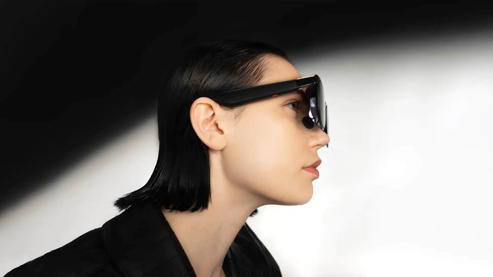Model Mengenakan Xreal One Pro Ar Glasses