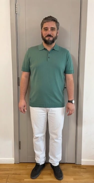 gambar yang dihasilkan ai dari penulis yang mengenakan polo teal