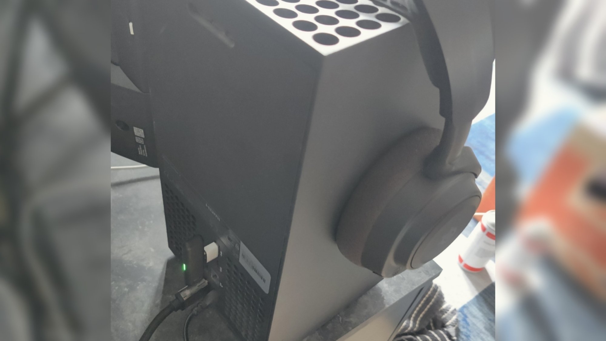 Menghubungkan Steelseries Arctis Nova 7x Headset ke Xbox Series X dengan USB-C melalui adaptor USB-A di belakang