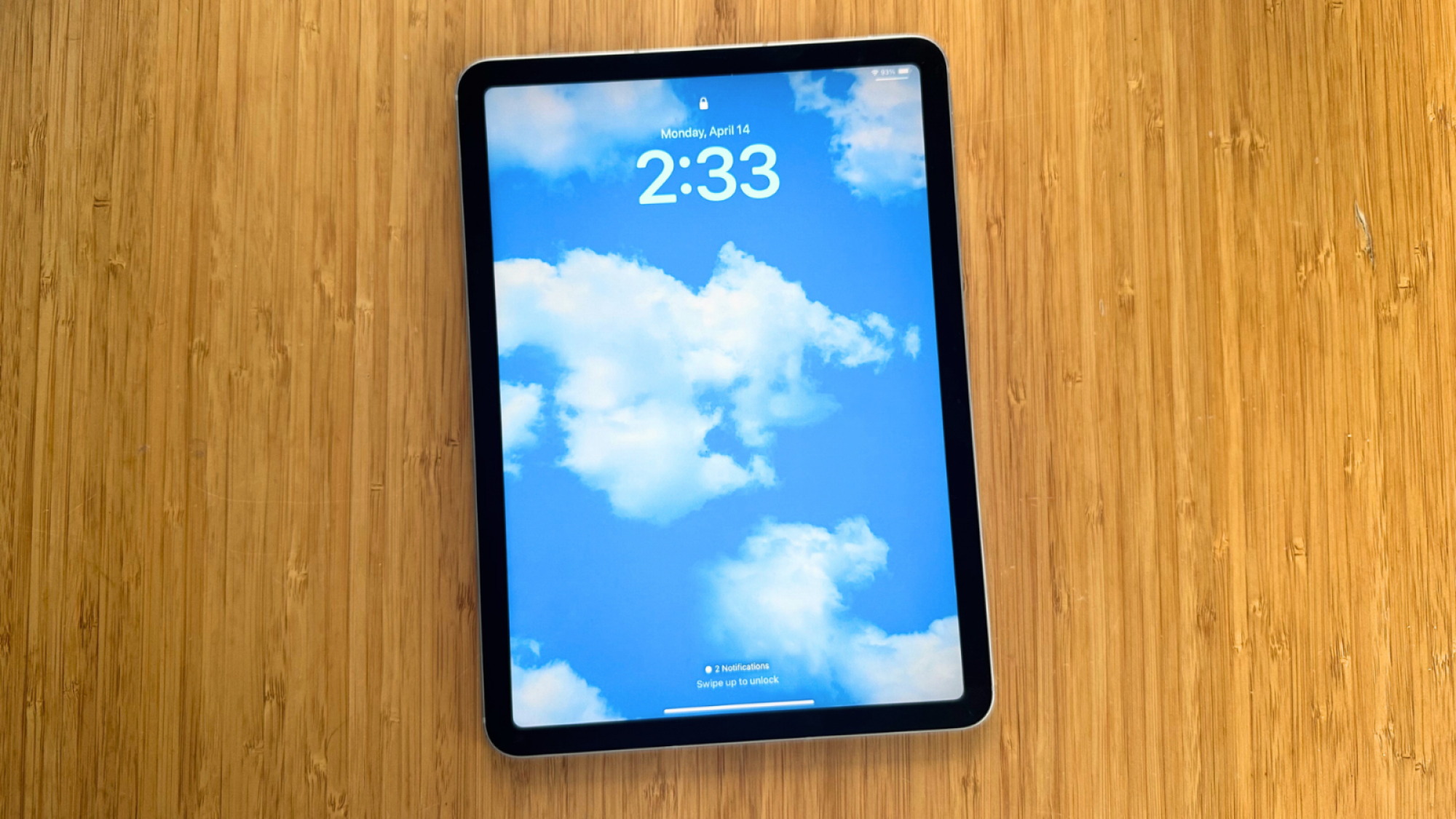 Air iPad Apple M3 11-inci di meja kayu