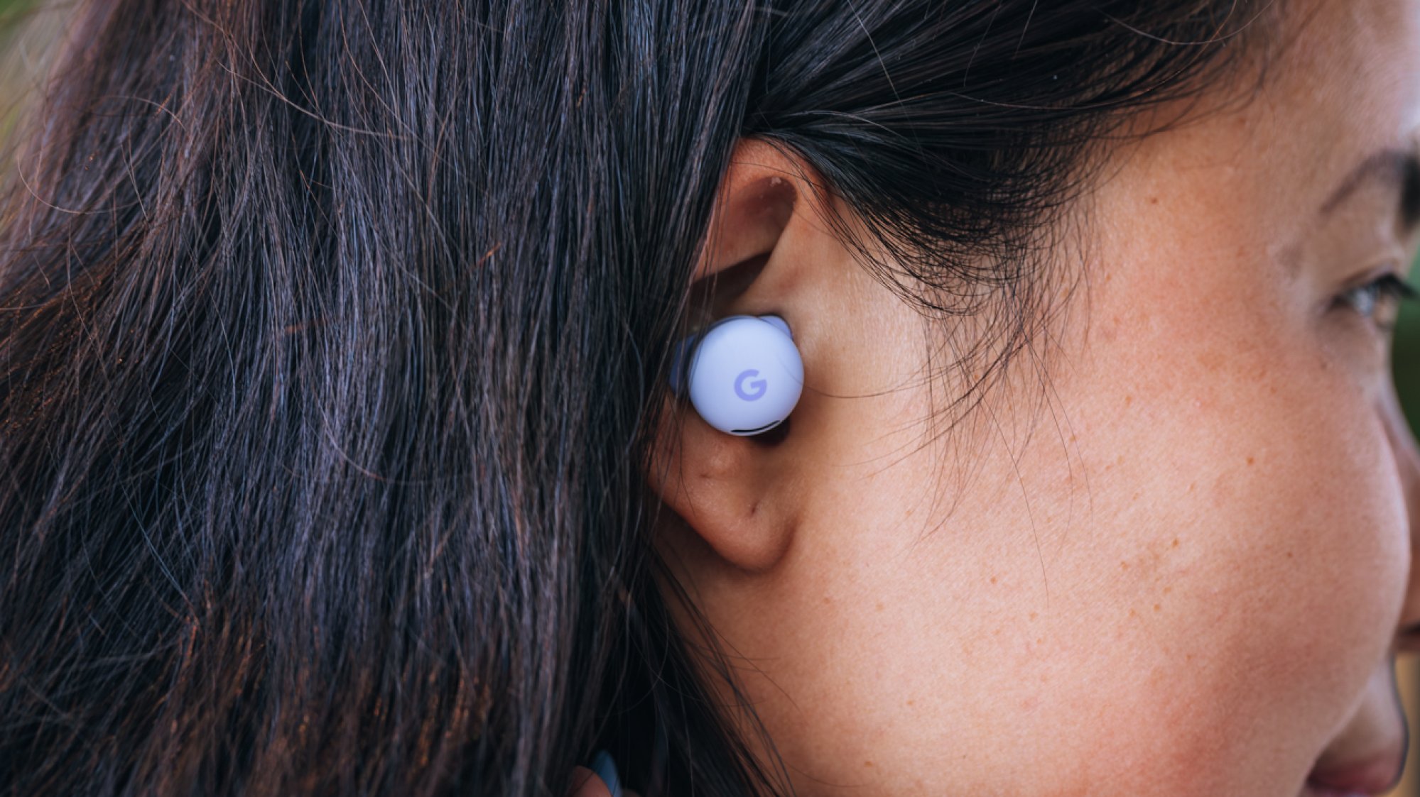 Pixel Buds 2a di telinga wanita