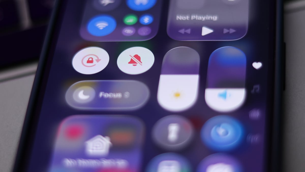 Cara memindahkan bilah pencarian ke atas di iOS 26