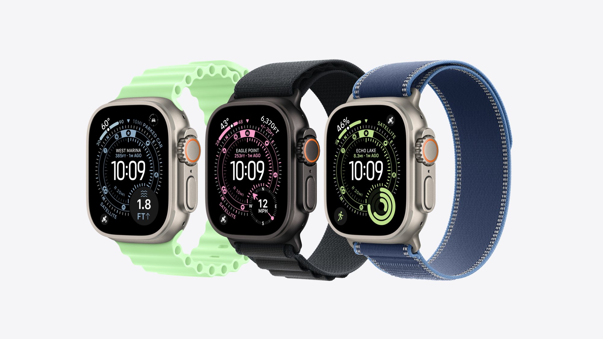 Tiga Apple Watch Ultras yang menunjukkan wajah Waypoint perusahaan, yang menunjukkan waktu dan juga berfungsi sebagai kompas.
