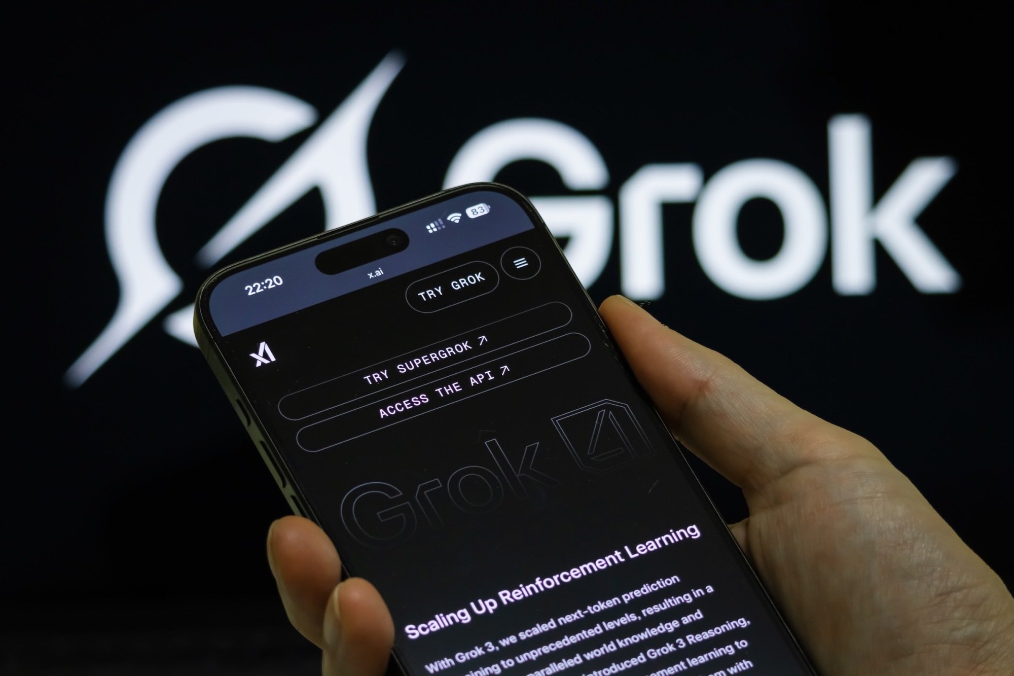 Seseorang memegang smartphone yang menunjukkan halaman Pendahuluan Grok 4