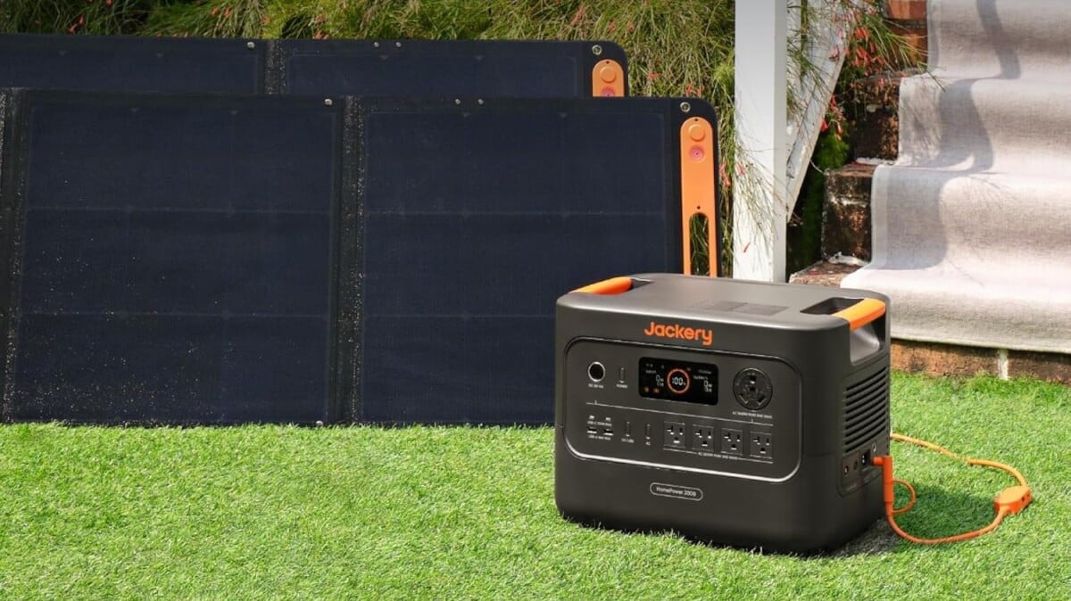 Jackery HomePower 3000 Portable Power Station dengan dua panel surya 200W adalah $ 1.400 di Amazon dan dilengkapi dengan Jackery Explorer 550 gratis