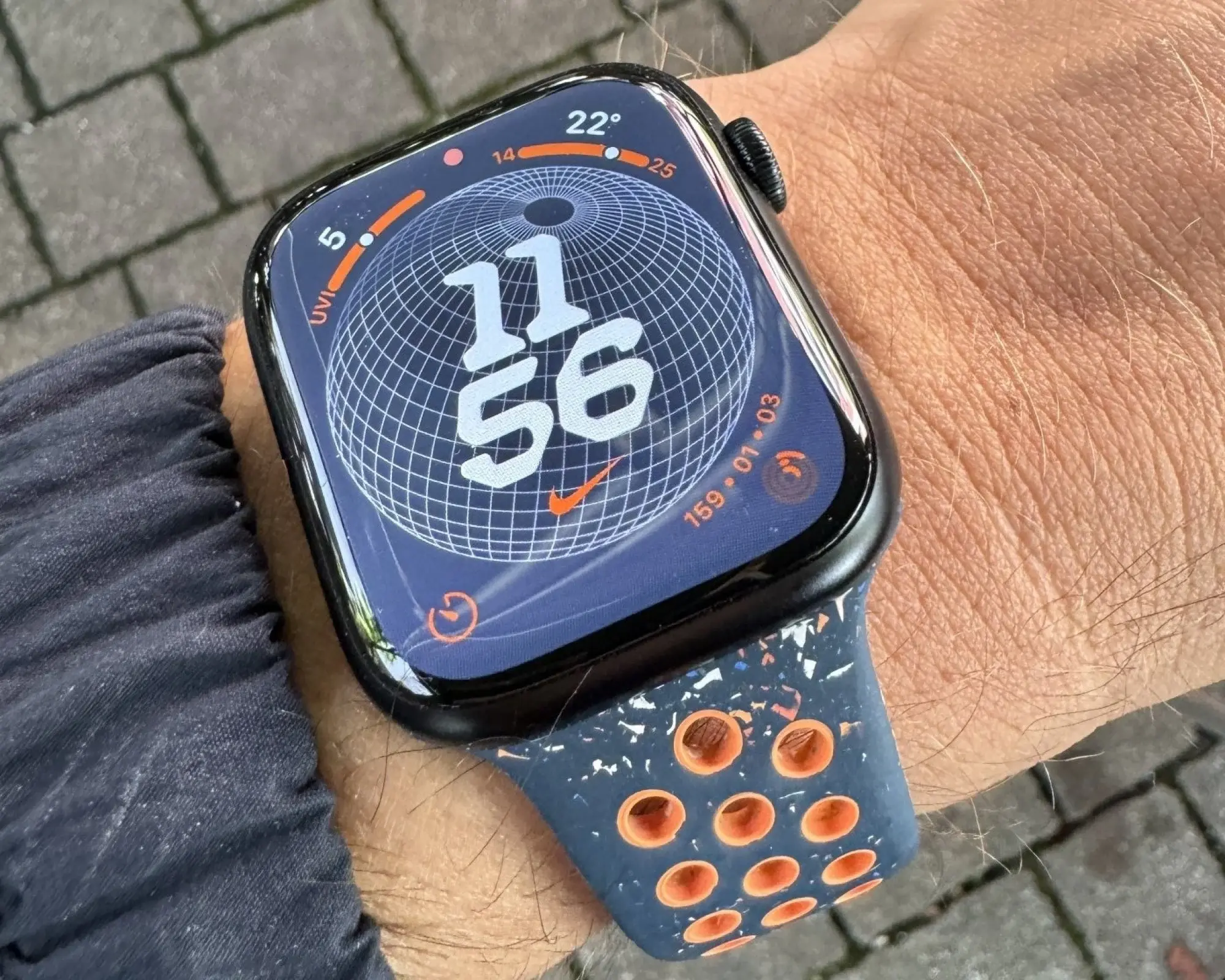 apple watch ultra 2 di pergelangan tangan