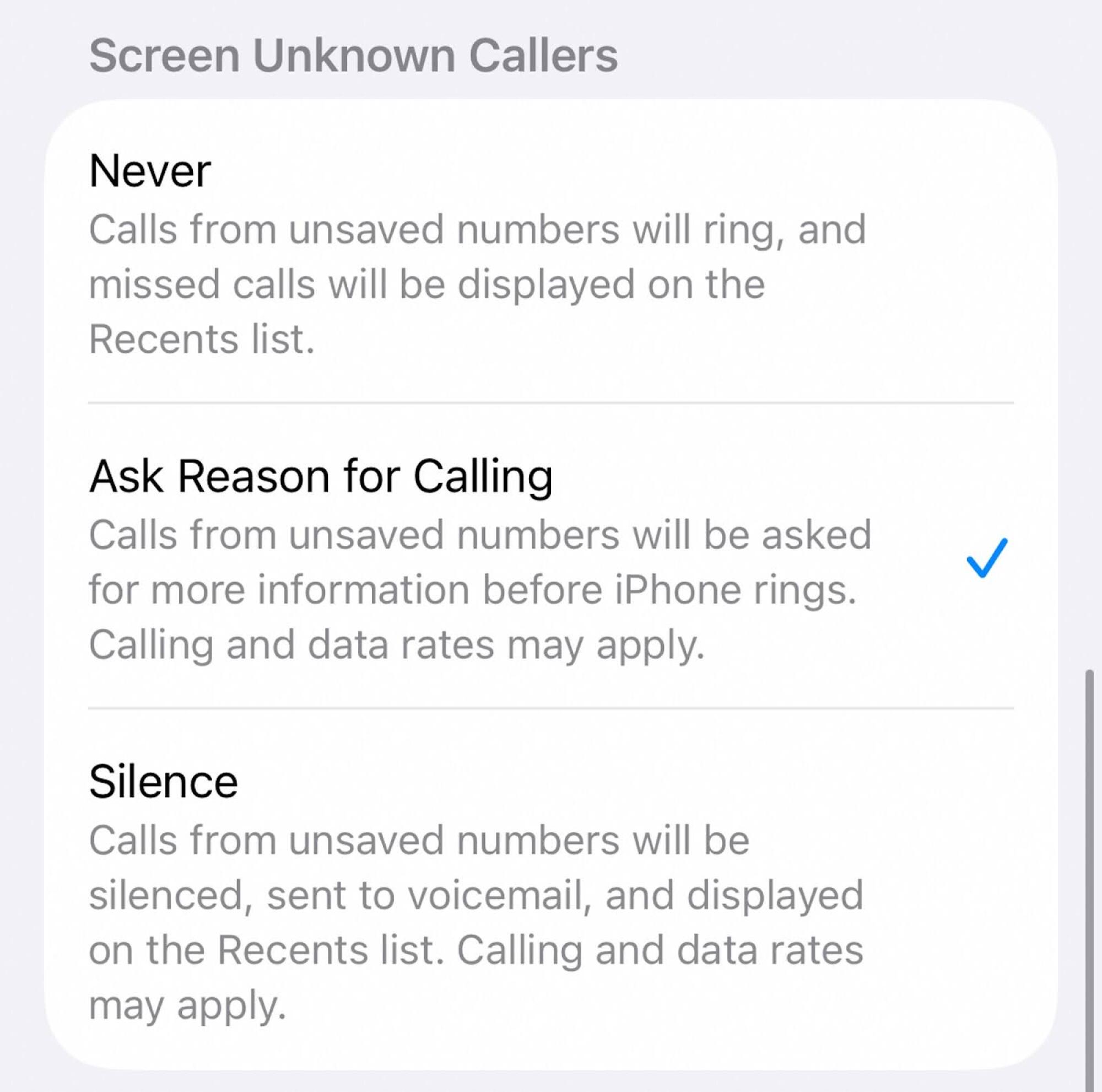 Tangkapan layar dari opsi menu untuk pemutaran panggilan untuk nomor yang tidak diketahui di pengaturan iOS 26, yang termasuk 
