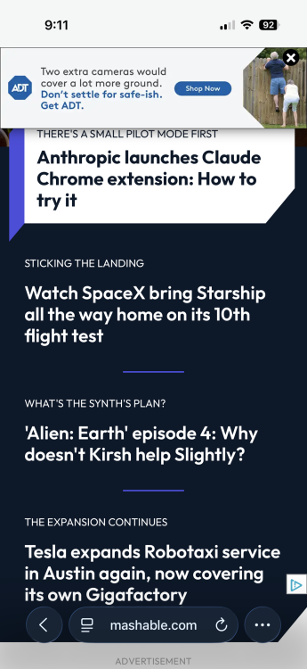 Tangkapan tangkapan layar dari browser Safari iOS 26 yang diperbarui, yang menggunakan gelembung dan tombol teks alih -alih menu standar.