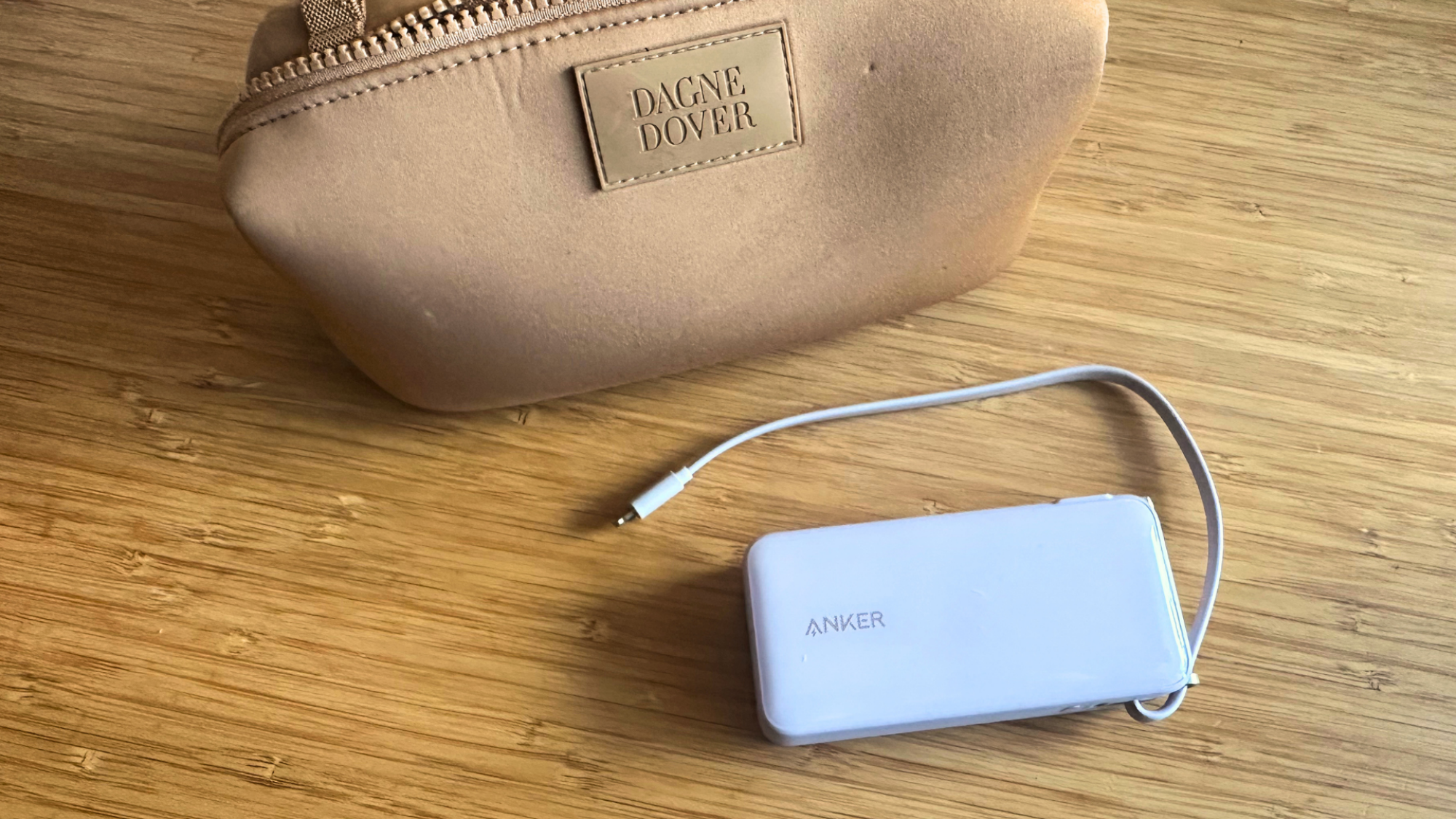 Anker Nano Power Bank di sebelah Dagne Dover Pouch.
