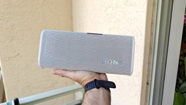 Tangan memegang speaker Sony Ult Field 3