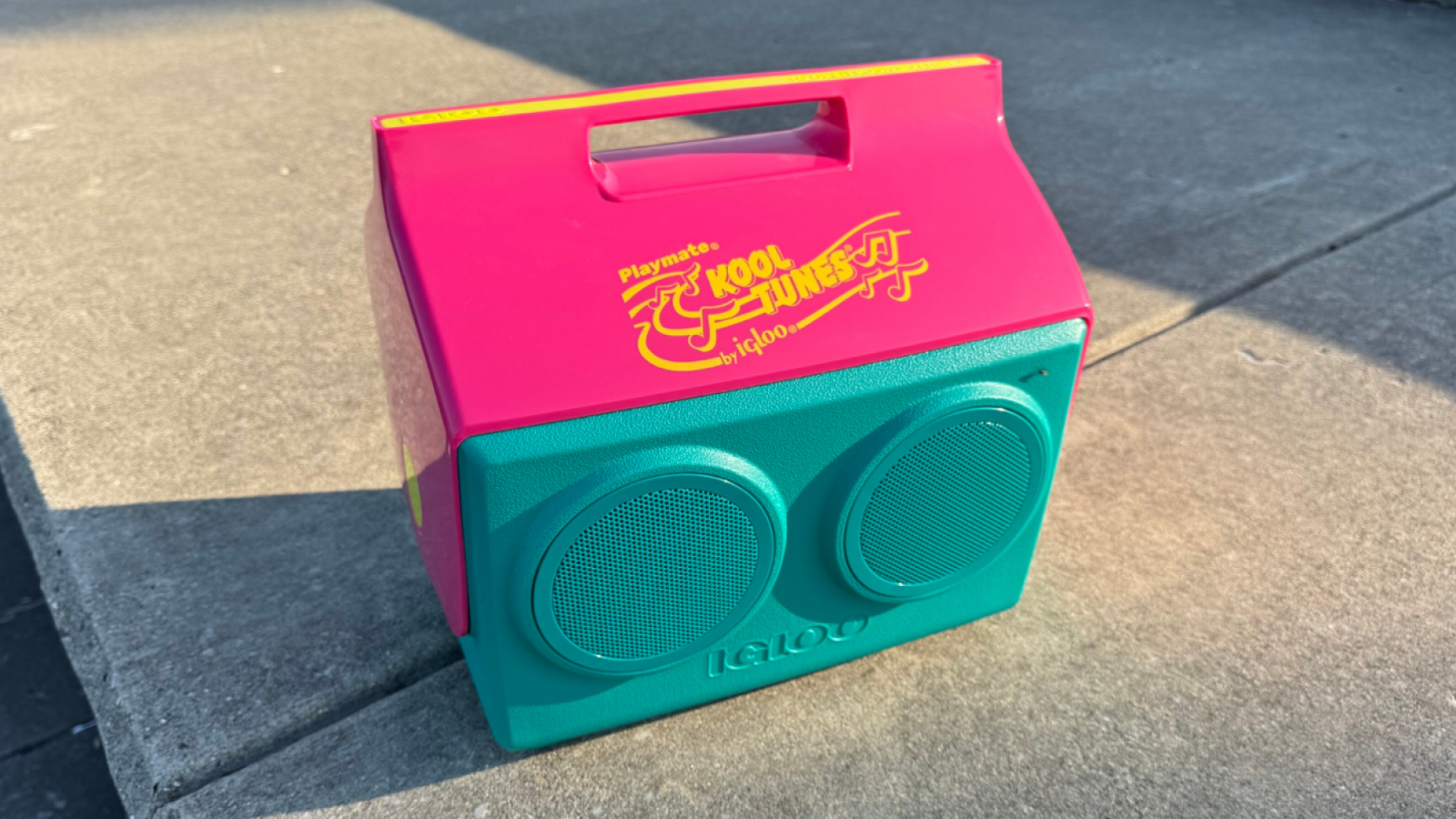 pendingin igloo kooltunes di permukaan beton