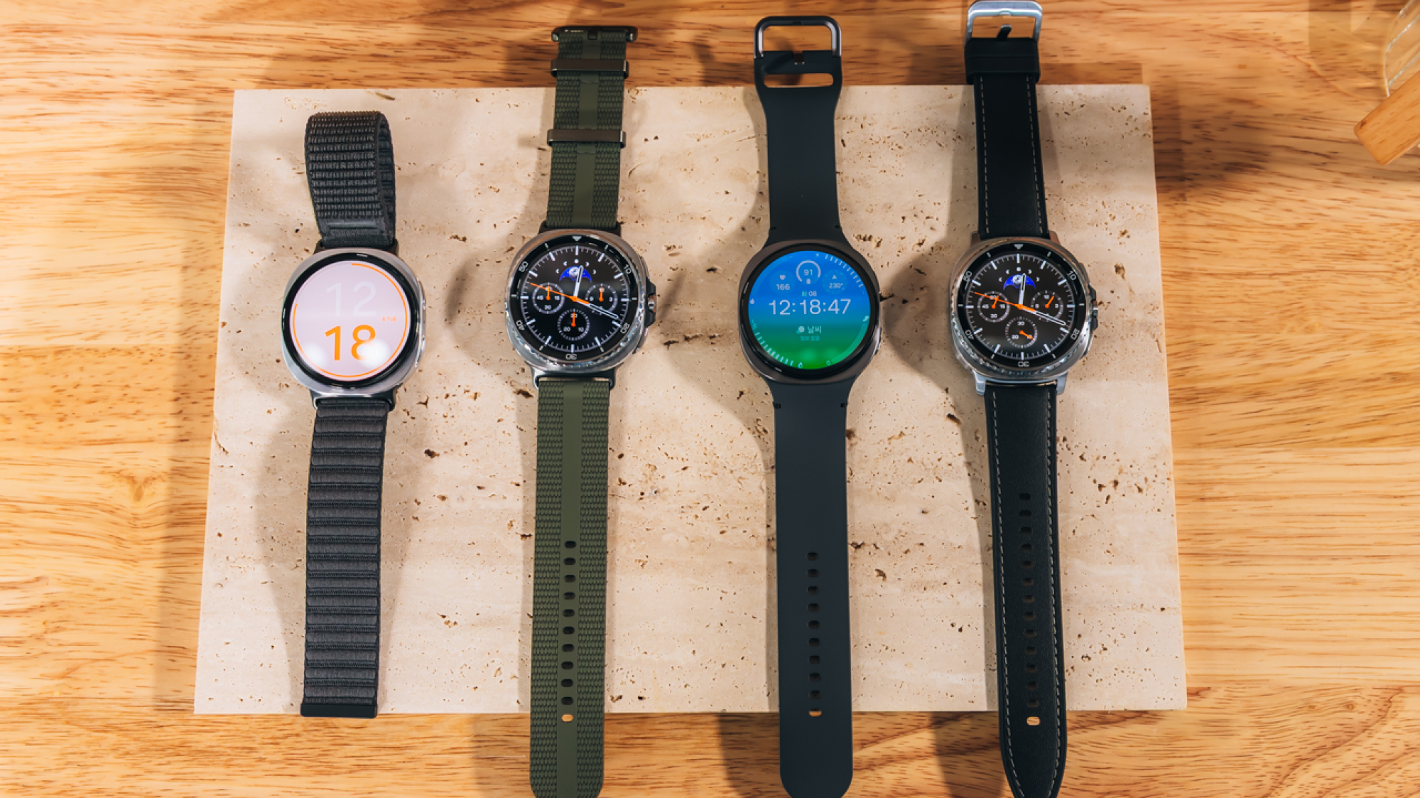 Empat Samsung Galaxy Watch 8 SmartWatches dengan band yang berbeda