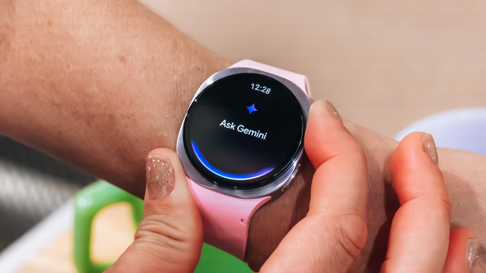 Wanita Mengaktifkan Aplikasi Gemini di Galaxy Watch 8