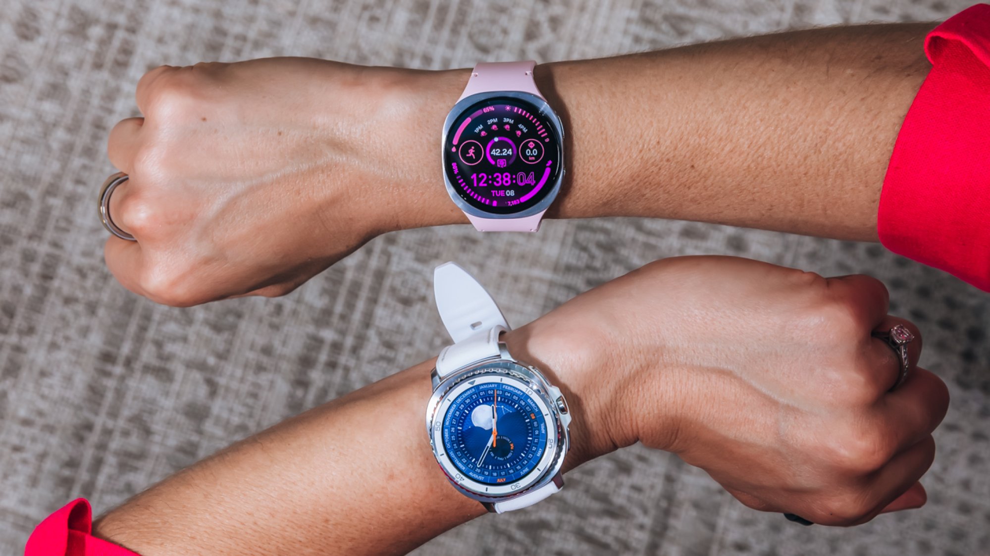 Dua Samsung Galaxy Watch 8 di pergelangan tangan