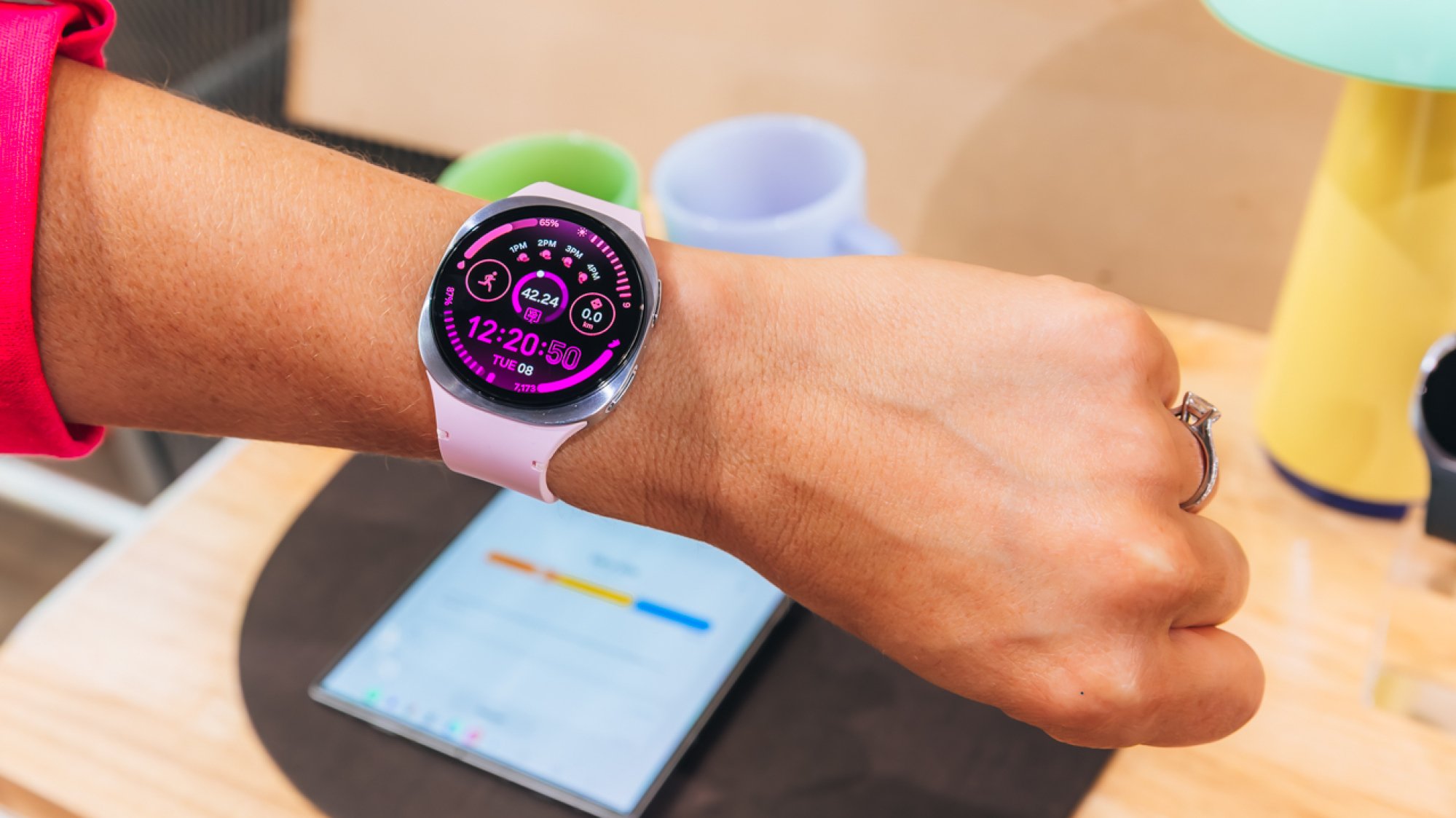 Galaxy Watch 8 dengan pink band di pergelangan tangan wanita