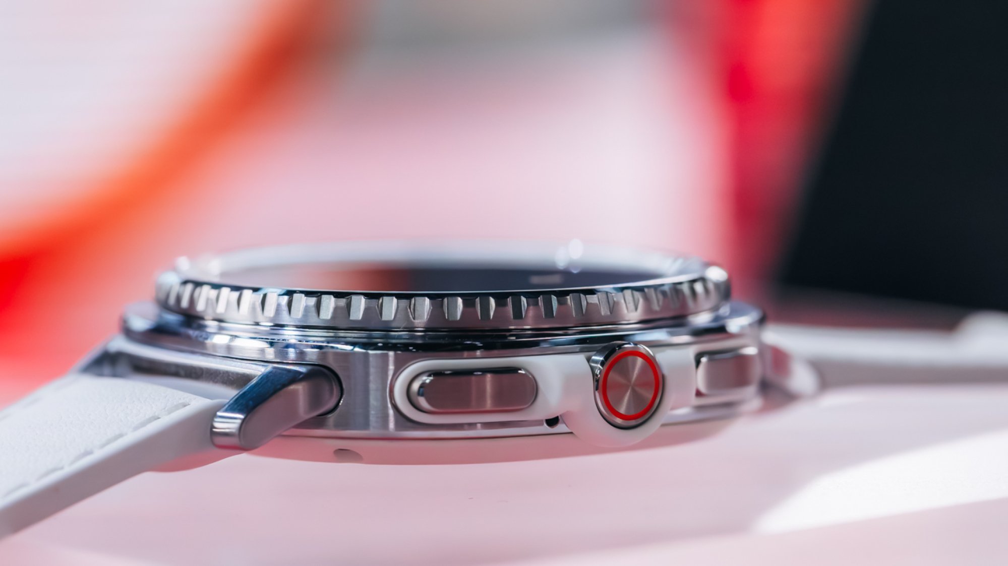 Close-up tombol dan bezel di Galaxy Watch 8