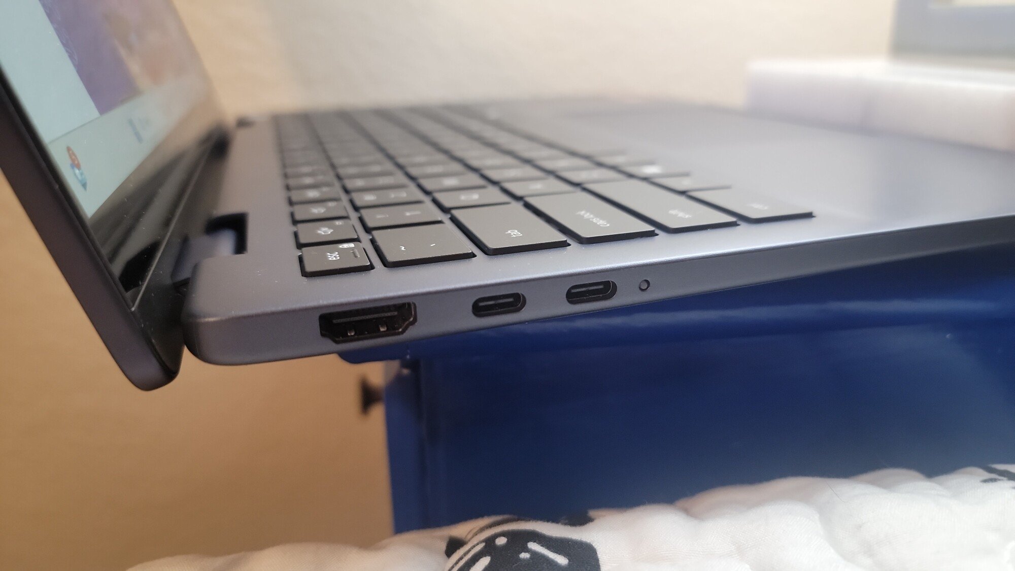 Sisi kiri laptop Dell's 14 Plus 2-in-1, menunjukkan dua port USB-C dan port HDMI