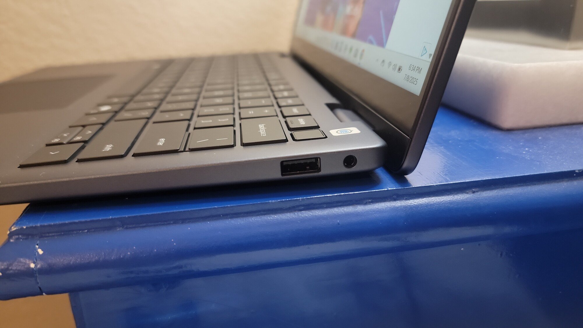 Sisi kanan Laptop Dell's 14 Plus 2-in-1, menunjukkan jack audio dan port USB-A