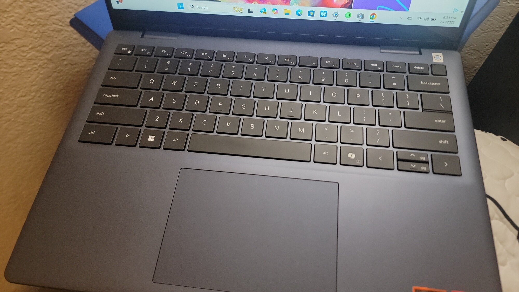 Tampilan top-down laptop Dell's 14 Plus 2-in-1, menunjukkan keyboard dan trackpad