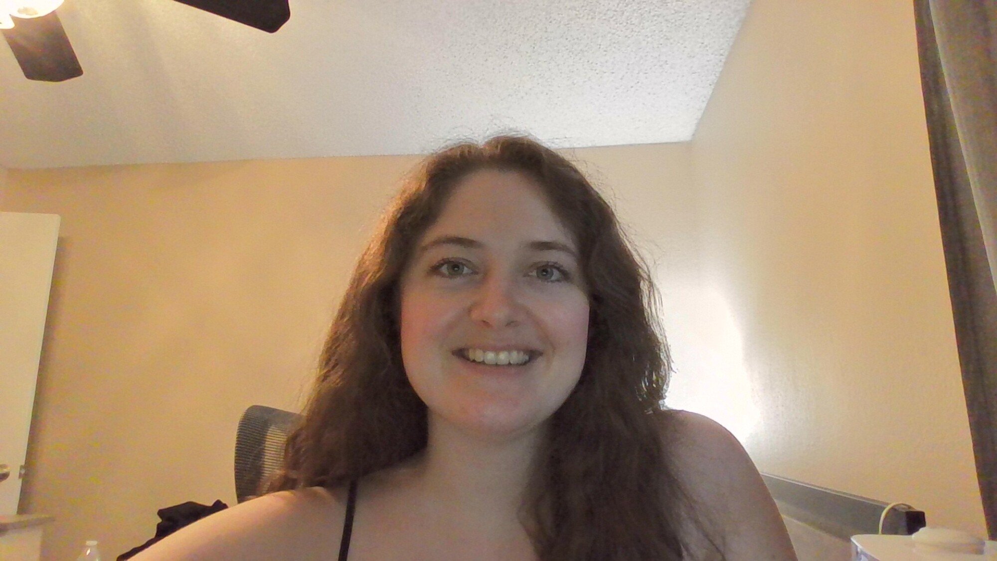 Selfie pengulas Sarah Chaney yang diambil di webcam Dell 14 Plus 2-in-1
