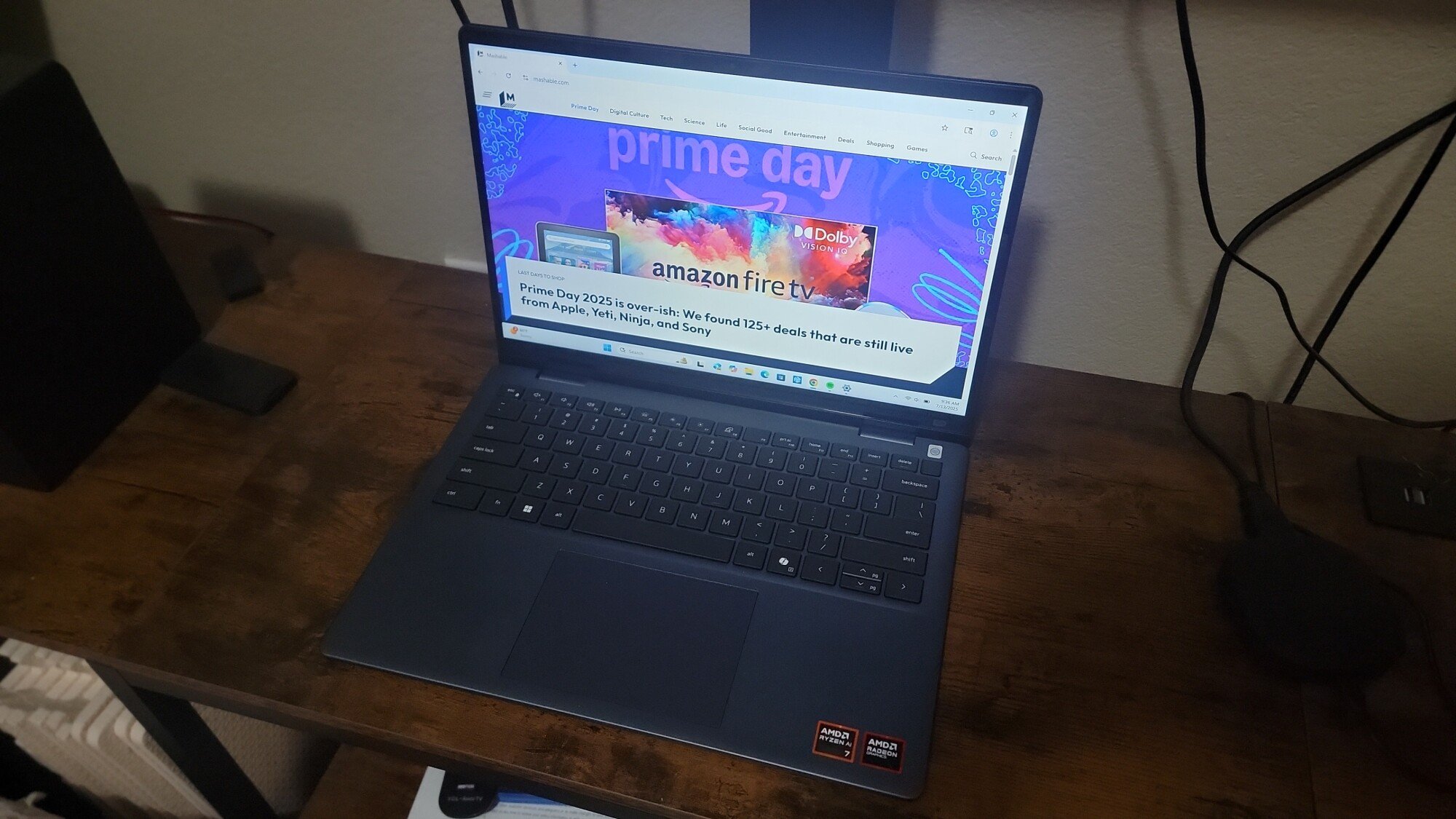 Laptop Dell 14 Plus 2-in-1 duduk di atas meja