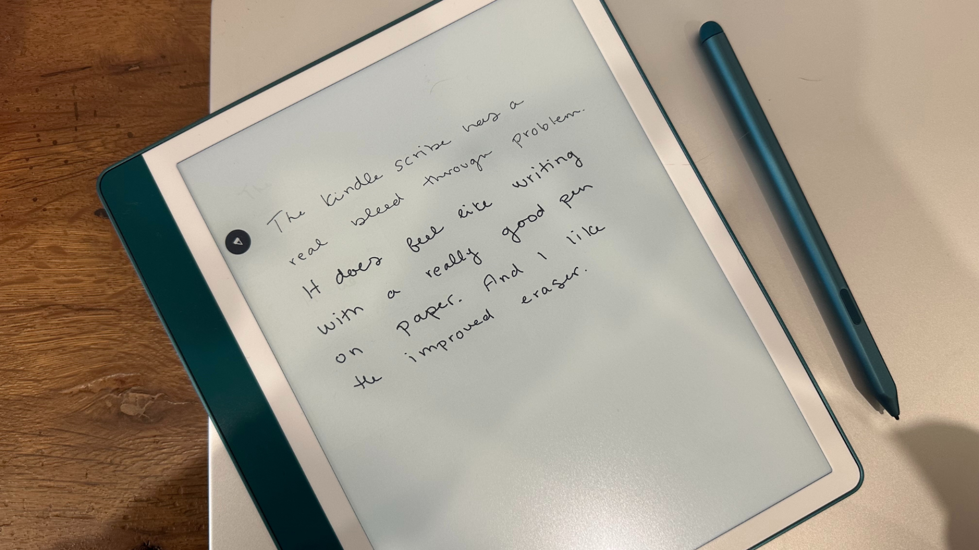 Seorang juru tulis Kindle dengan catatan tertulis di atasnya.