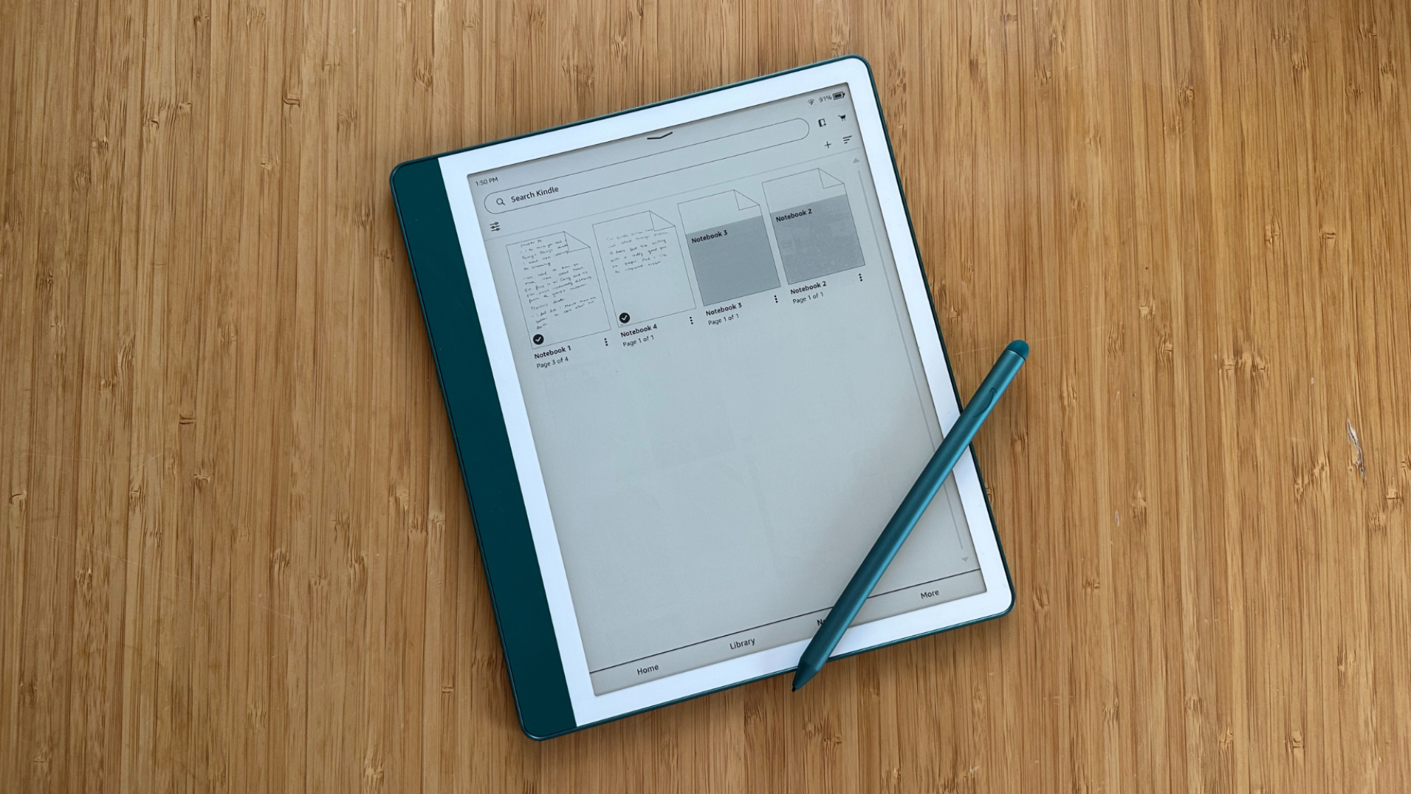 Kindle Scribe dengan pena.