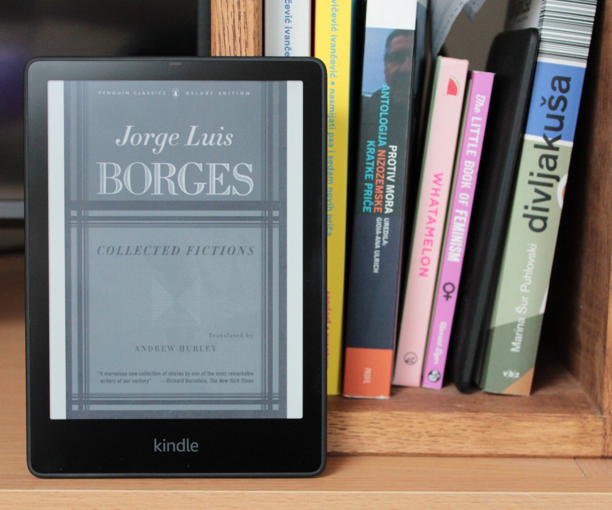 Kindle di depan rak buku