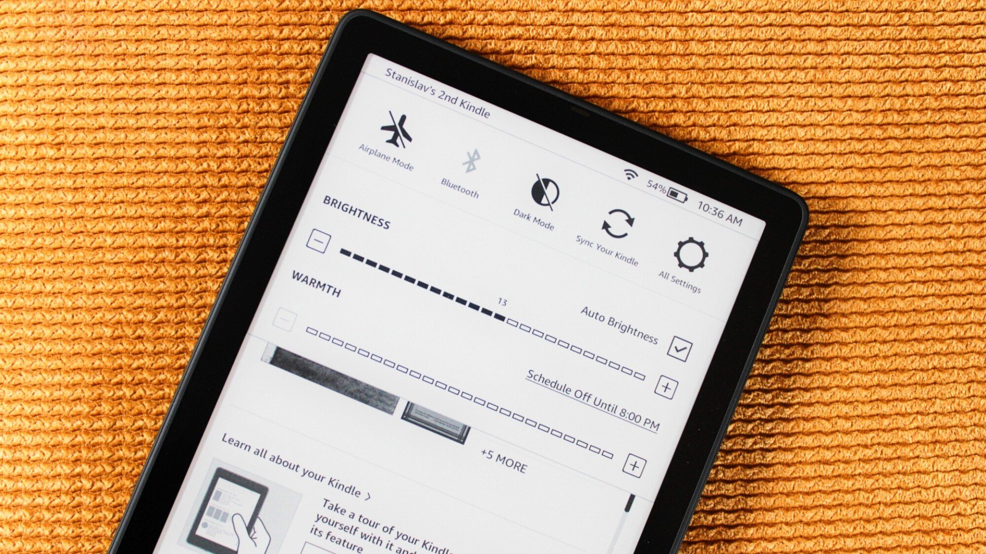 Kindle Paperwhite dengan latar belakang oranye