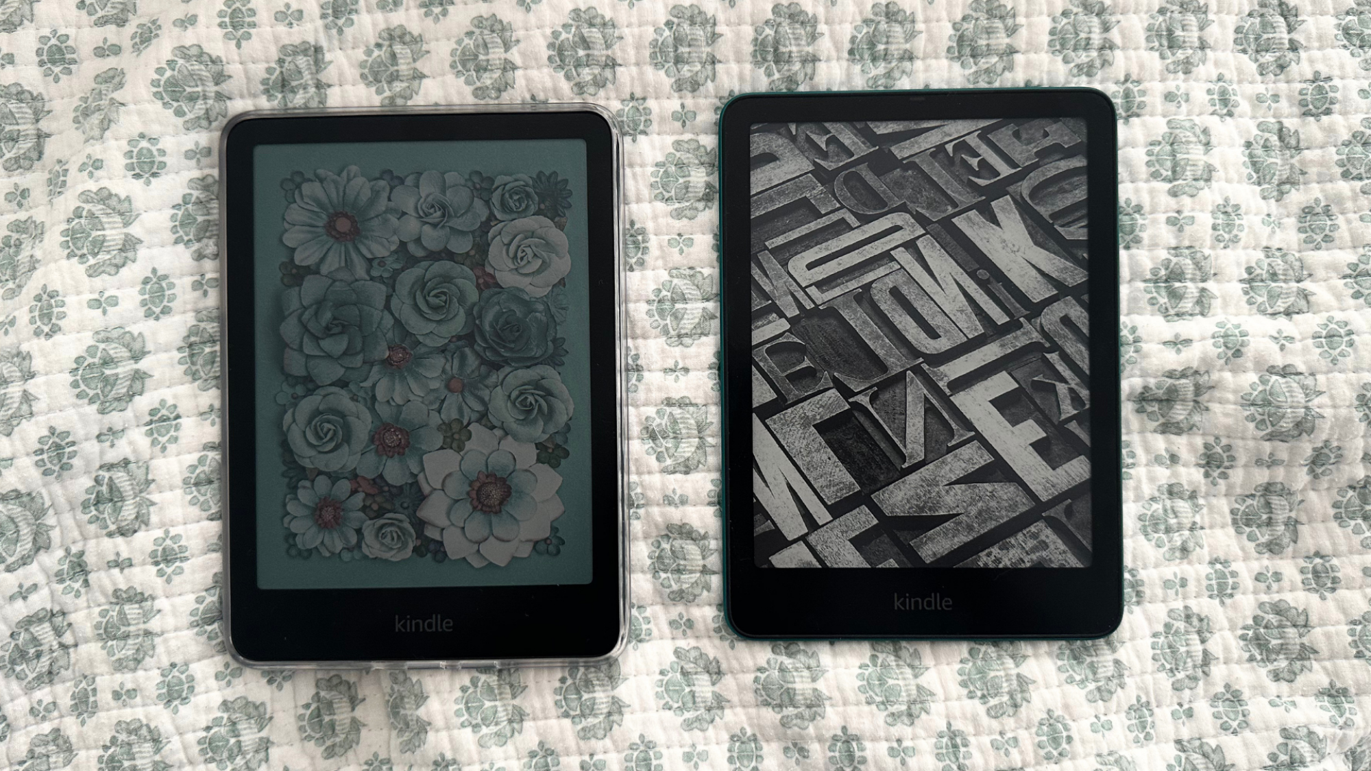 Kindle Colorsoft di sebelah kiri dan Kindle Paperwhite di sebelah kanan.