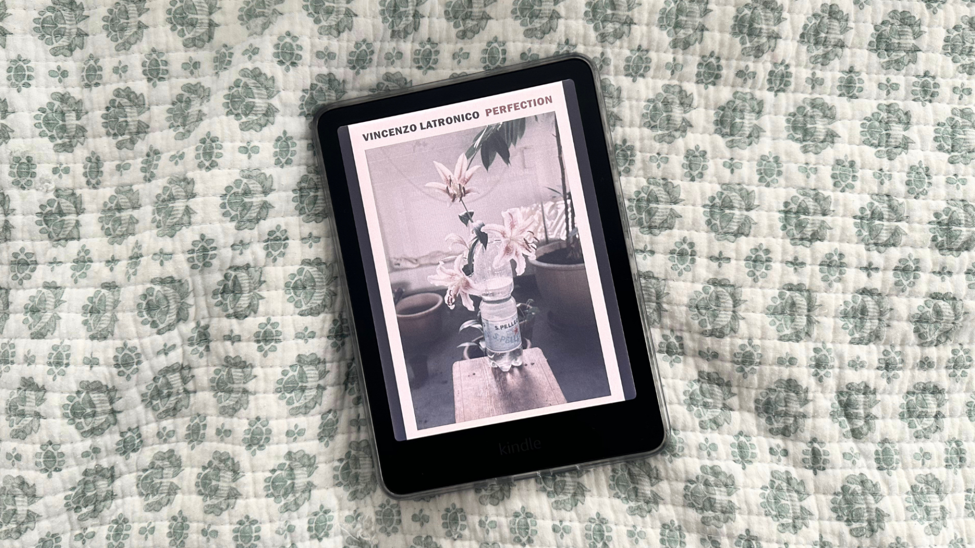 Kindle Colorsoft berbaring di selimut.