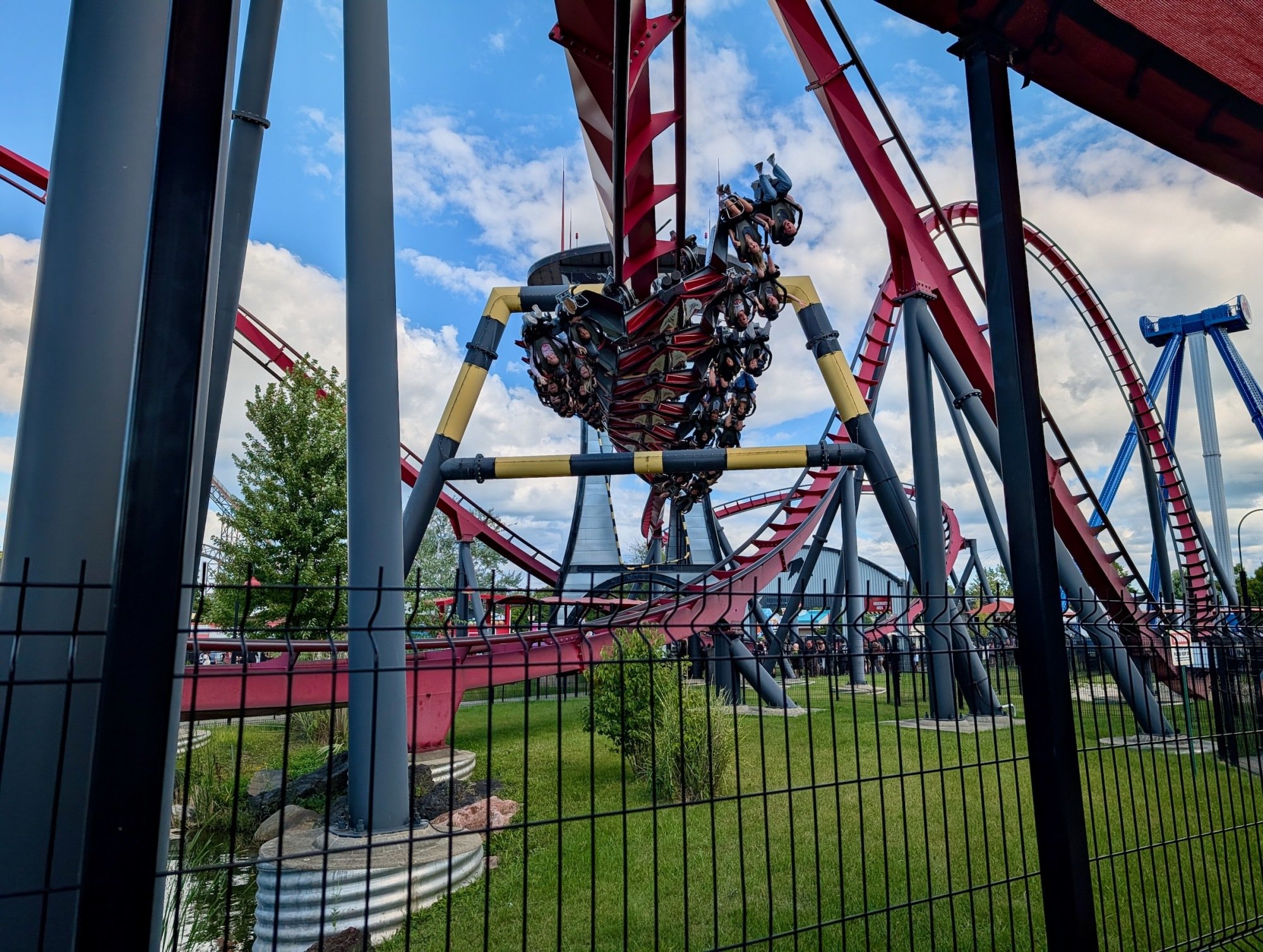 Orang -orang di roller coaster di Six Flags