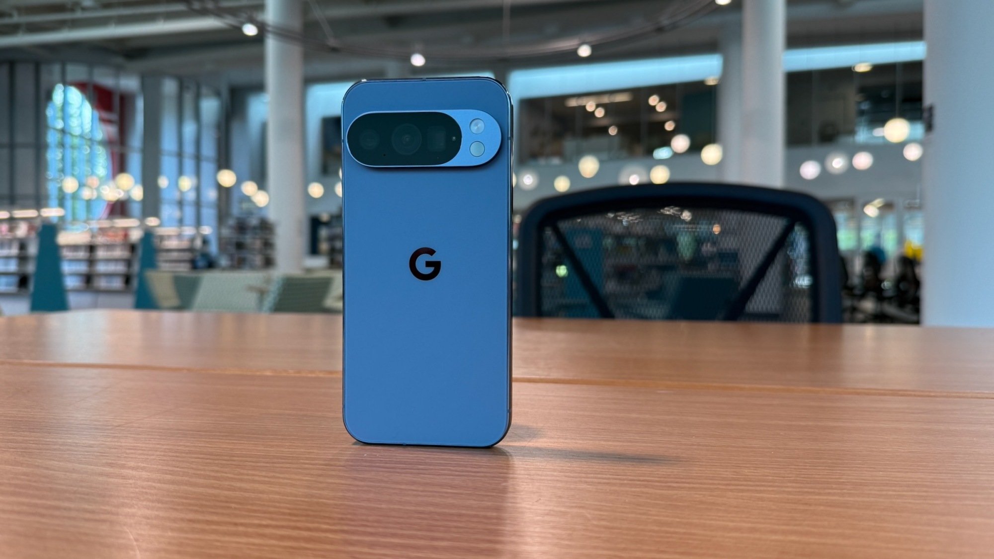 Pixel 10 Pro berdiri di atas meja yang menampilkan array kamera