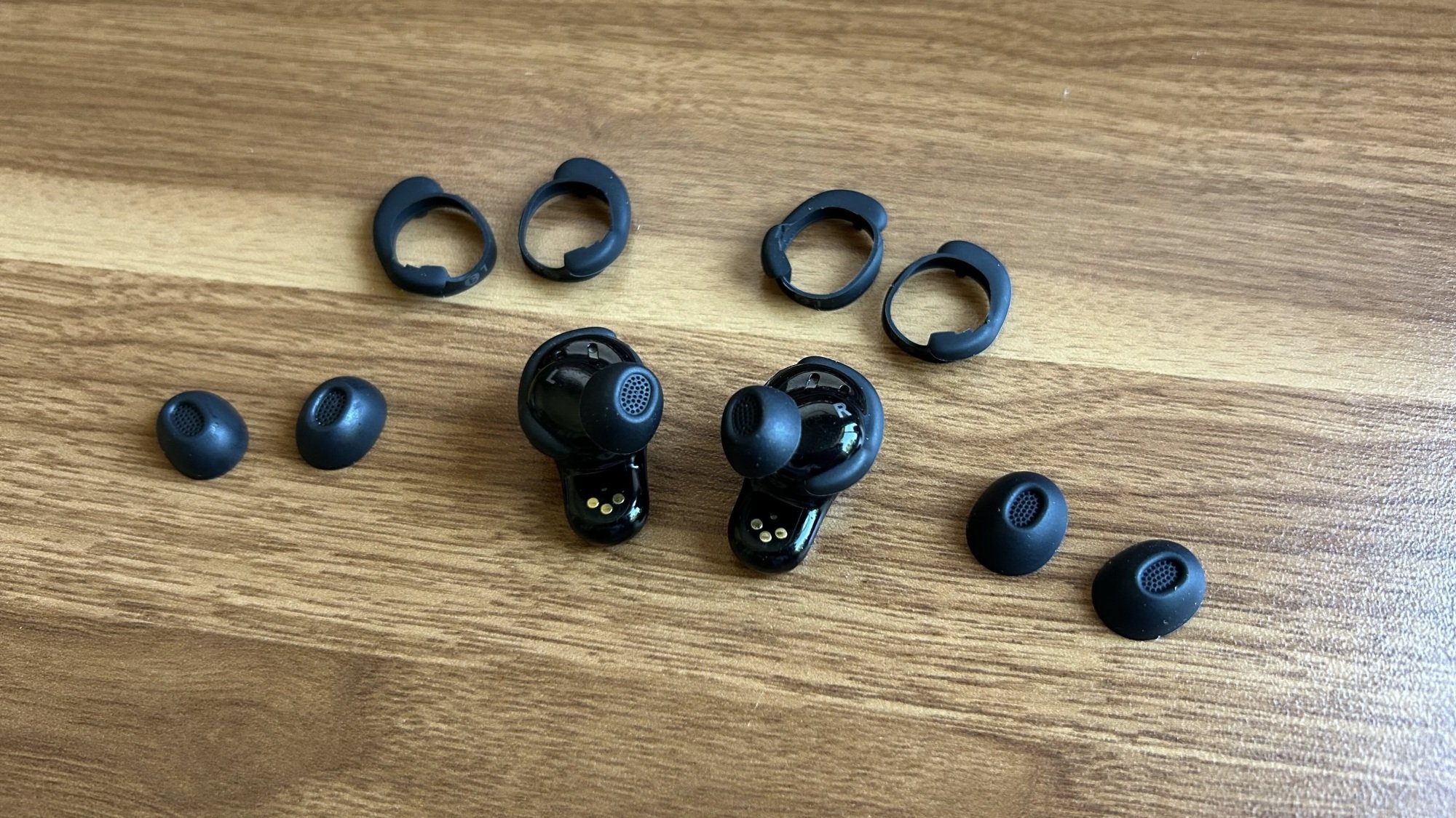 earbud bose dengan ujung telinga dan pita penstabil yang ditata