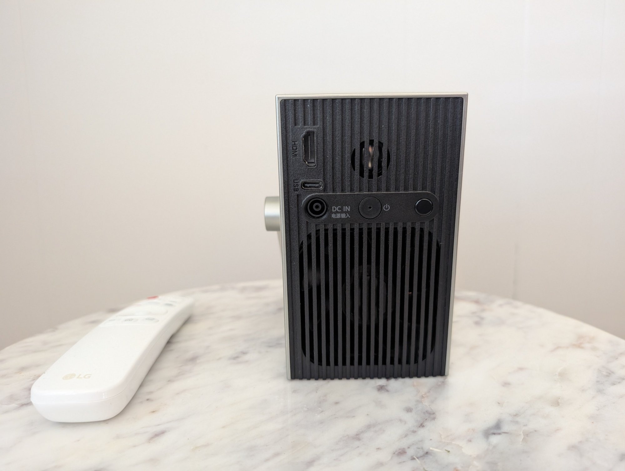 Bagian belakang cinebeam q 4k proyektor