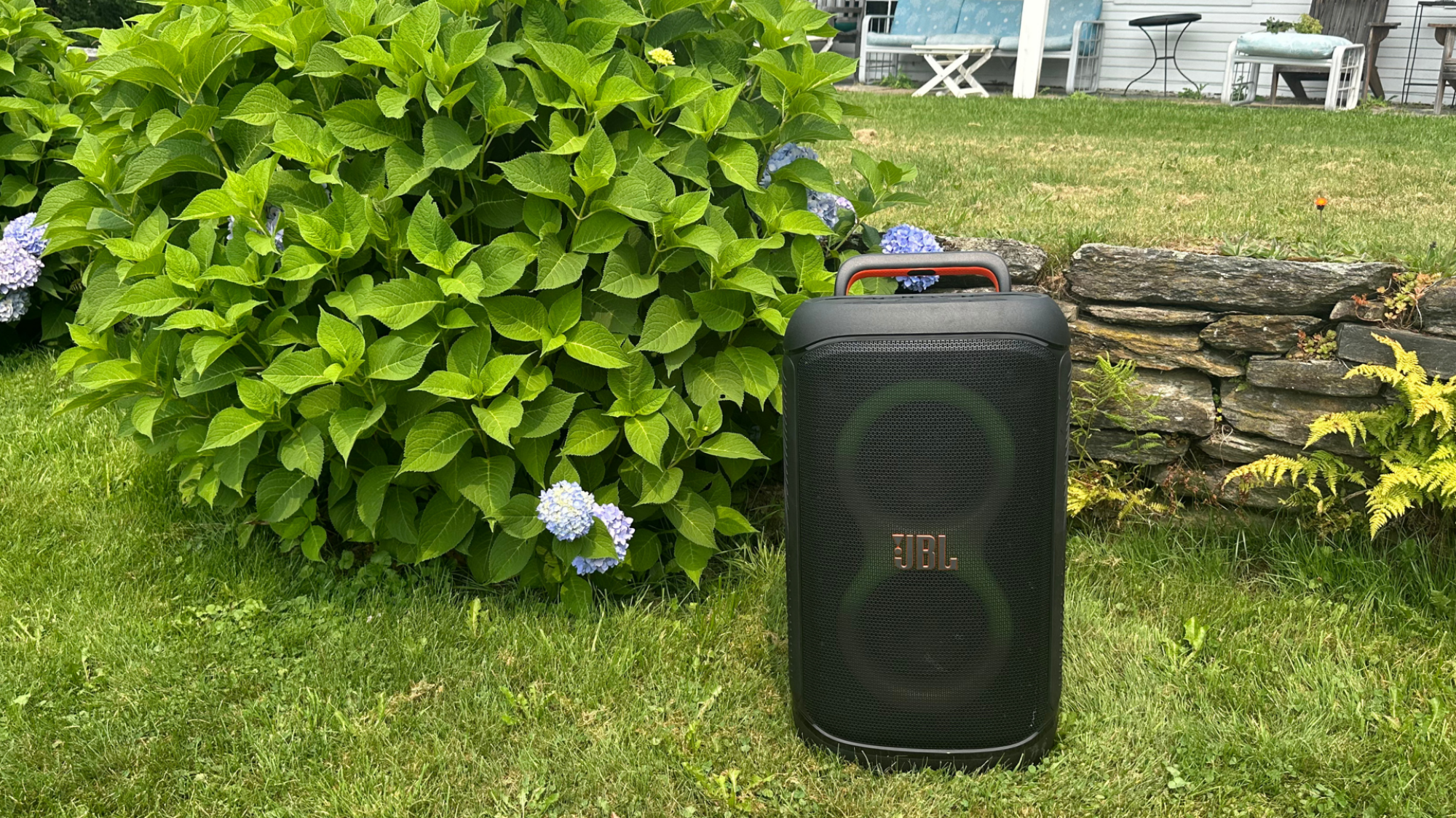 JBL Partybox 520 di taman luar ruangan.