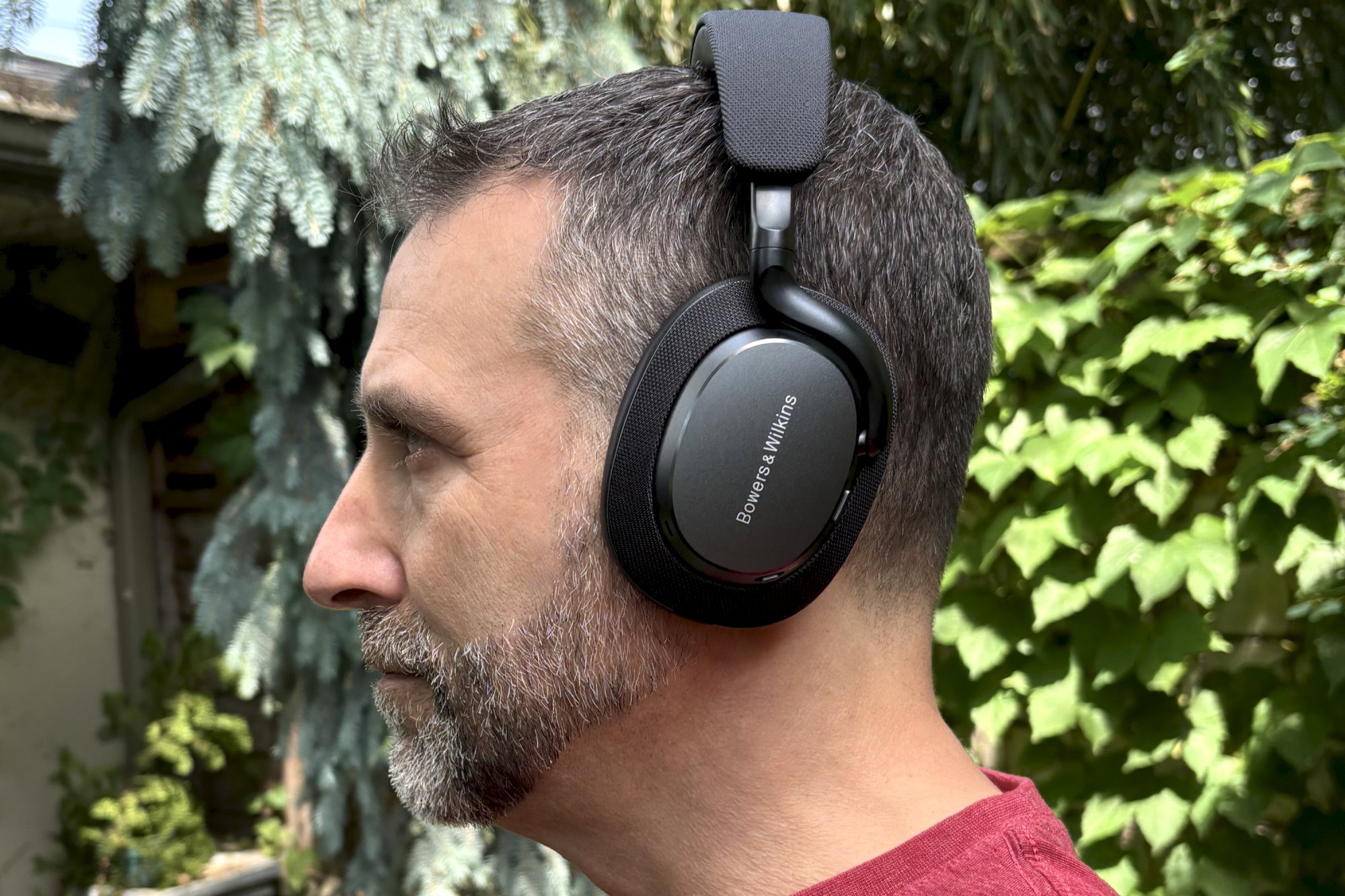 Penulis Simon Cohen Memakai Bowers & Wilkins PX7 S3 Headphone Over-Ear