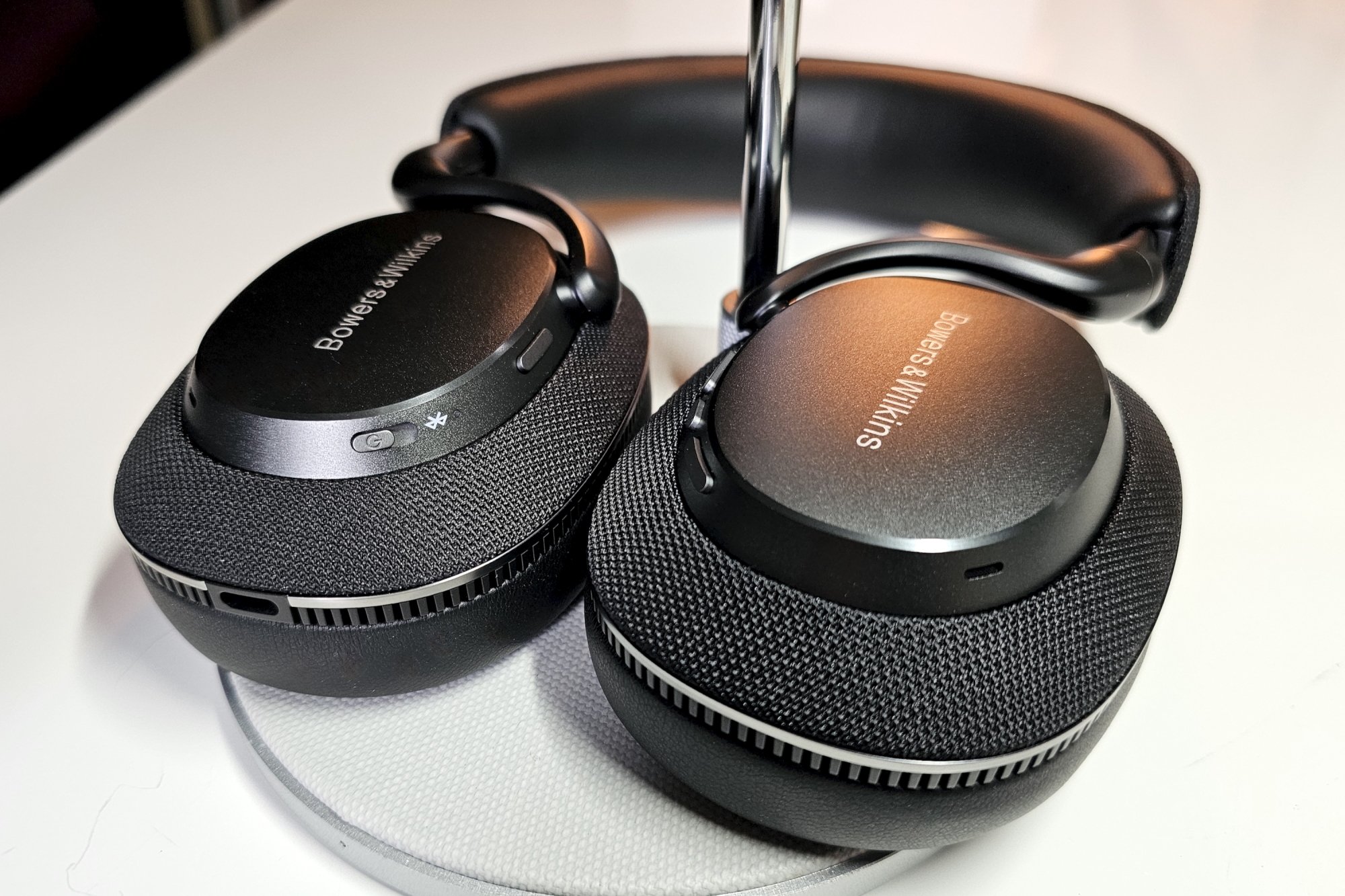 B&W PX7 S3 di headphone stand