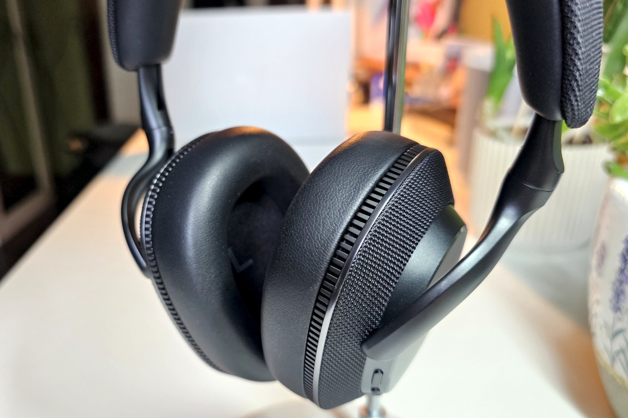 Potret close-up Bowers dan Wilkins PX7 S3