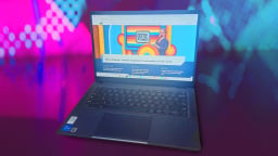 Lenovo Flex 5i Laptop dengan Beranda Mashable di layar