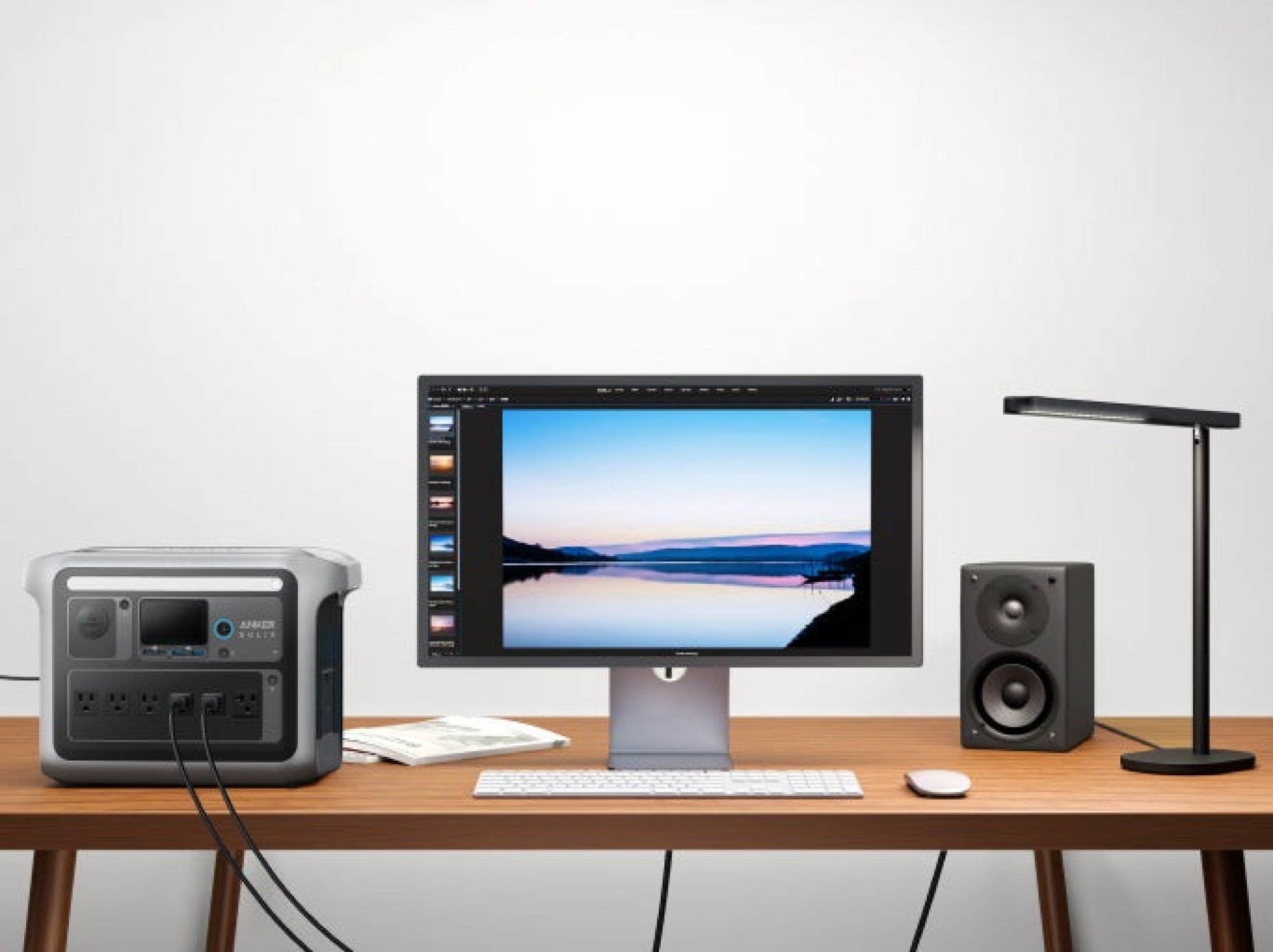 Anker Solix C1000 di meja yang memberi daya pada laptop, speaker, dan lampu