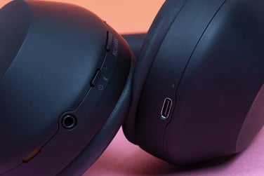 Tampilan close-up dari port di headphone Sony XM5