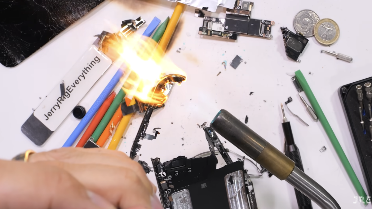 YouTuber membawa blowtorch ke iphone air